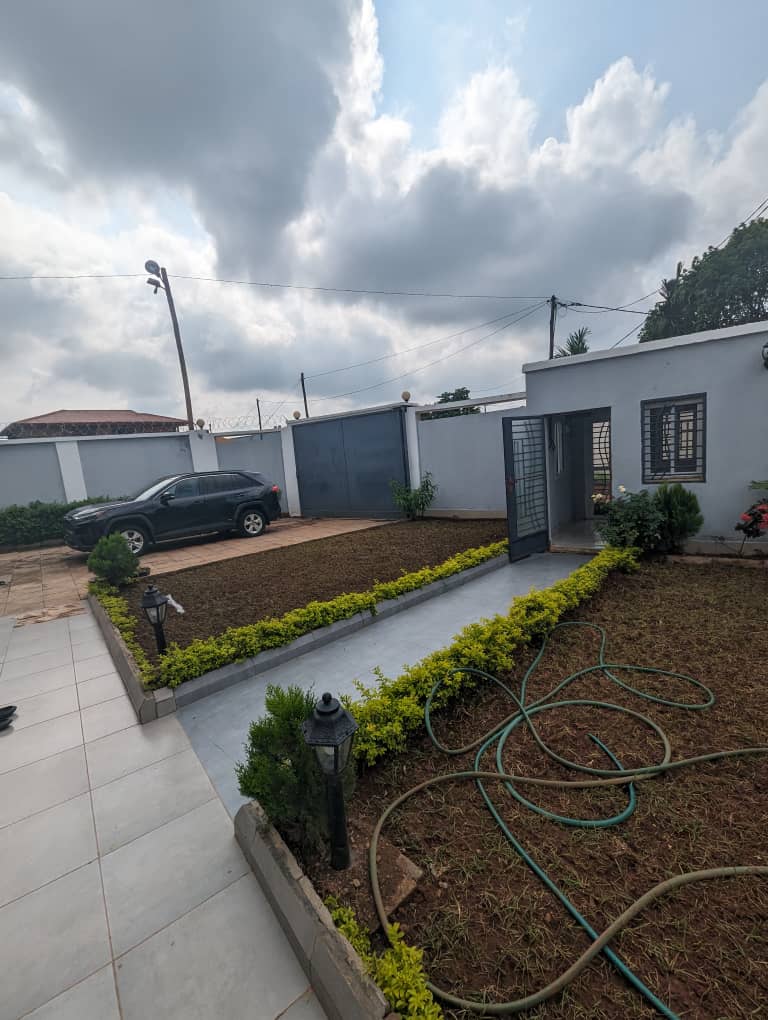 Maison (Duplex) à vendre - Yaoundé, Odza, Odza - 3 salon(s), 5 chambre(s), 5 salle(s) de bains - 350 000 000 FCFA