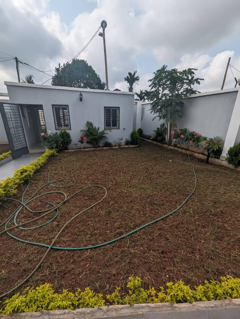 Maison (Duplex) à vendre - Yaoundé, Odza, Odza - 3 salon(s), 5 chambre(s), 5 salle(s) de bains - 350 000 000 FCFA