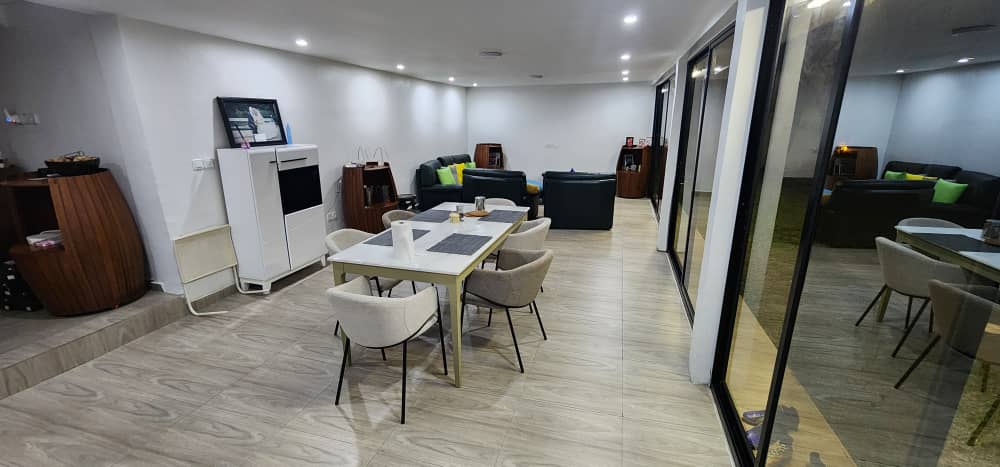 House (Villa) to rent - Yaoundé, Bastos, Bastos - 1 living room(s), 4 bedroom(s), 3 bathroom(s) - 2 000 000 FCFA / month