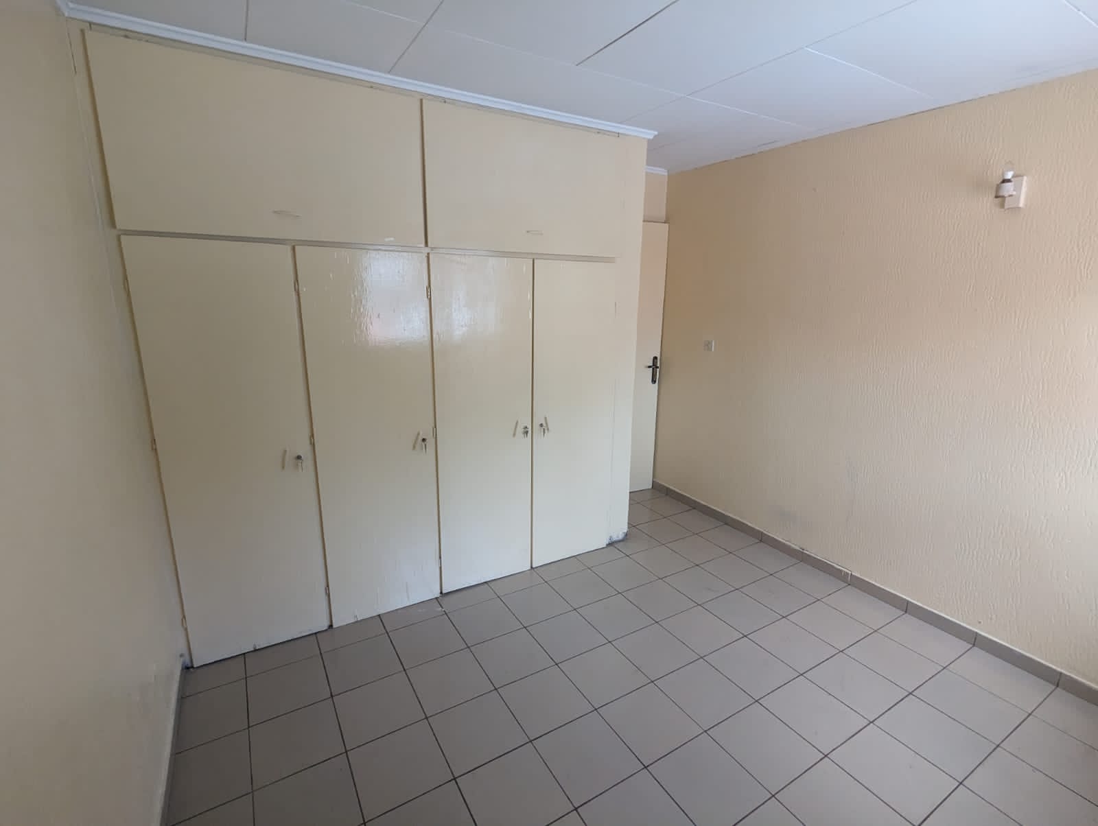 Bureau à louer à Yaoundé, Mvogbi, Base aérienne - 800 m2 - 800 000 FCFA