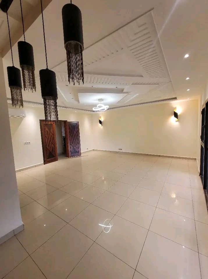 Maison (Duplex) à louer - Yaoundé, Mfandena, Mfandena - 2 salon(s), 7 chambre(s), 7 salle(s) de bains - 1 500 000 FCFA / mois
