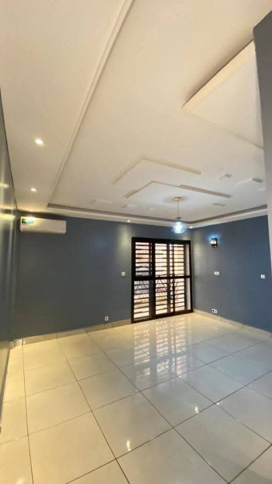 House (Duplex) to rent - Yaoundé, Mfandena, Mfandena - 2 living room(s), 7 bedroom(s), 7 bathroom(s) - 1 500 000 FCFA / month