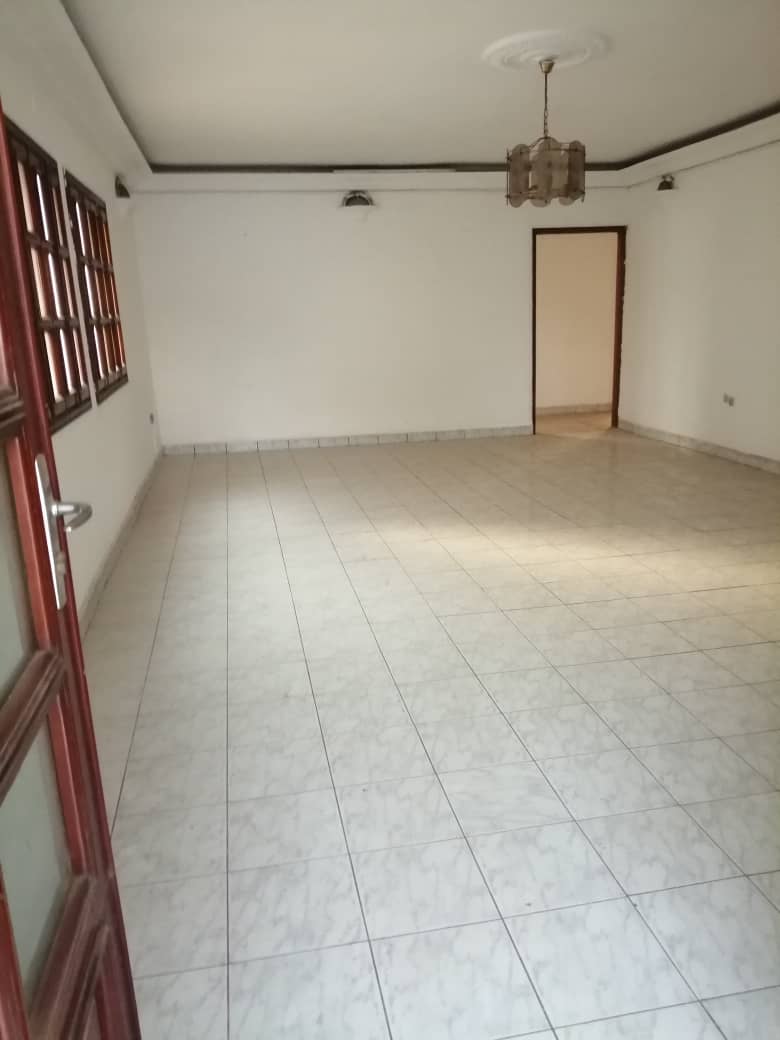 House (Duplex) to rent - Yaoundé, Bastos, Bastos - 1 living room(s), 4 bedroom(s), 3 bathroom(s) - 1 000 000 FCFA / month