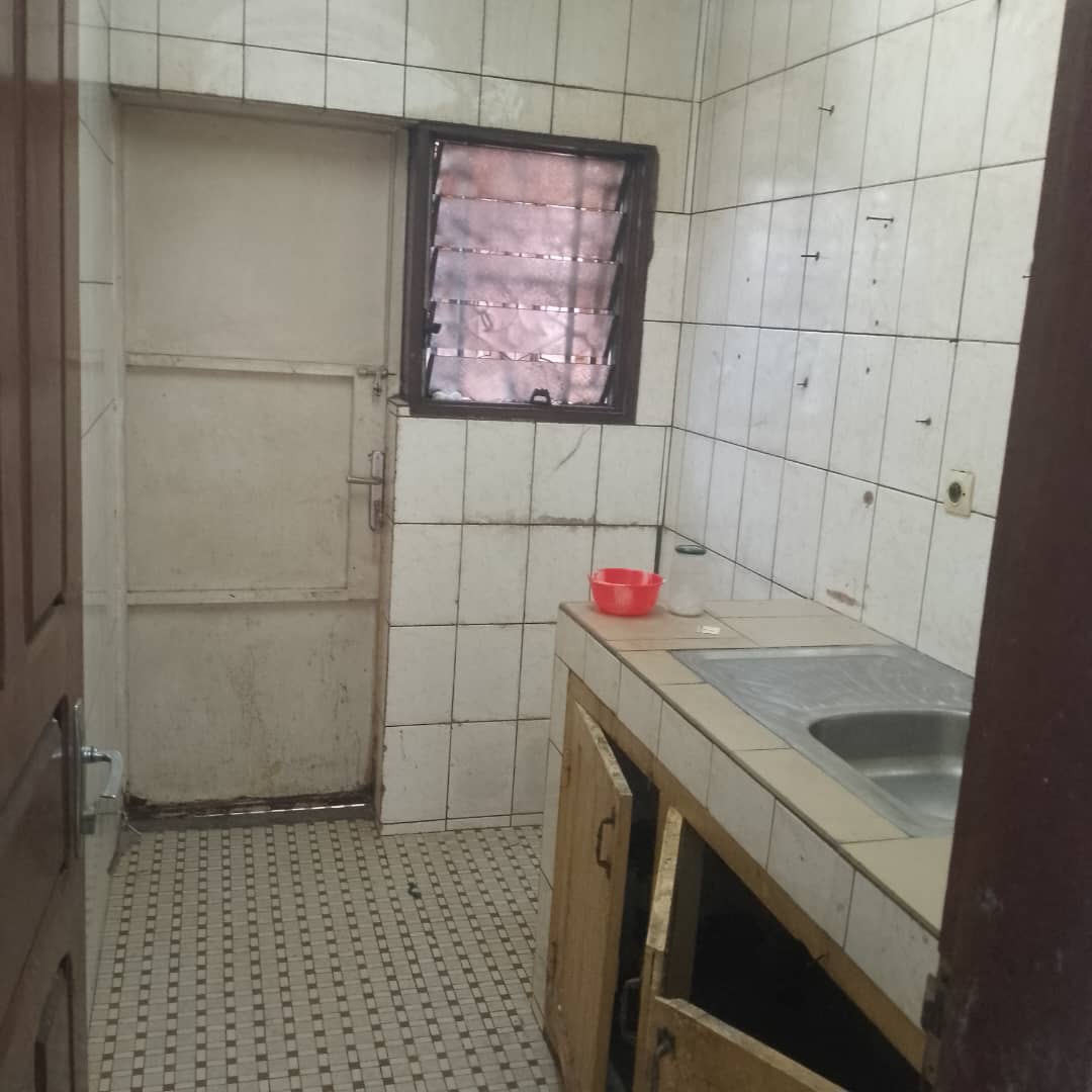 Bureau à louer à Yaoundé, Bastos, Bastos - 500 m2 - 1 000 000 FCFA