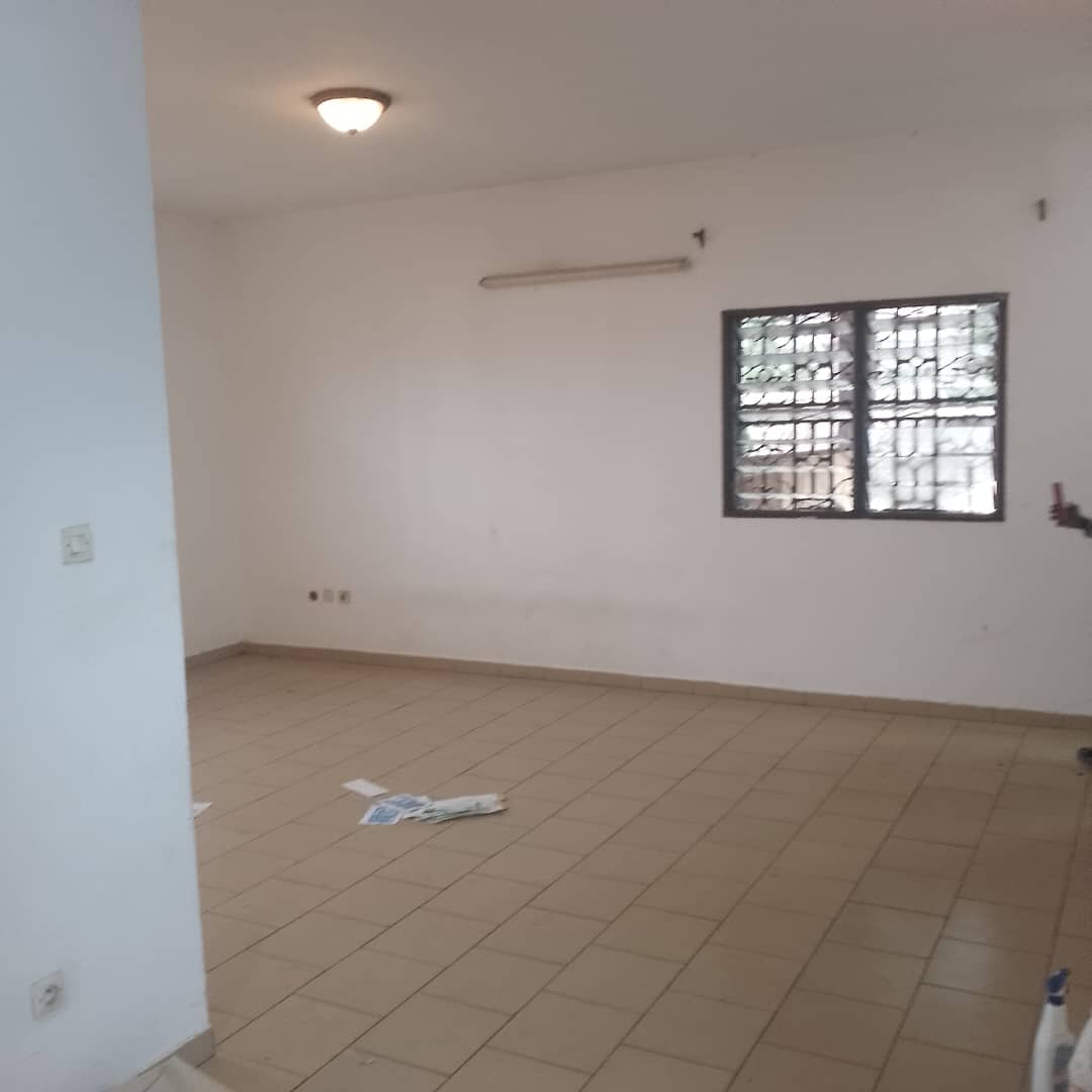 Maison (Villa) à louer - Yaoundé, Bastos, Bastos - 1 salon(s), 3 chambre(s), 3 salle(s) de bains - 1 000 000 FCFA / mois