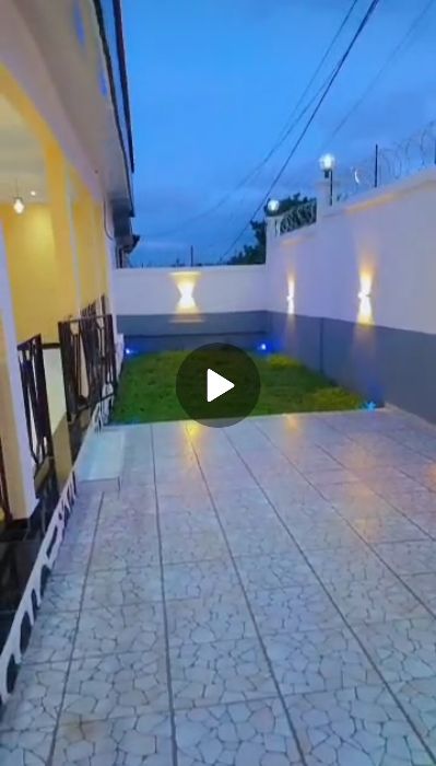 Maison (Villa) à louer - Yaoundé, Bastos, Carrefour Régis - 1 salon(s), 3 chambre(s), 3 salle(s) de bains - 1 000 000 FCFA / mois