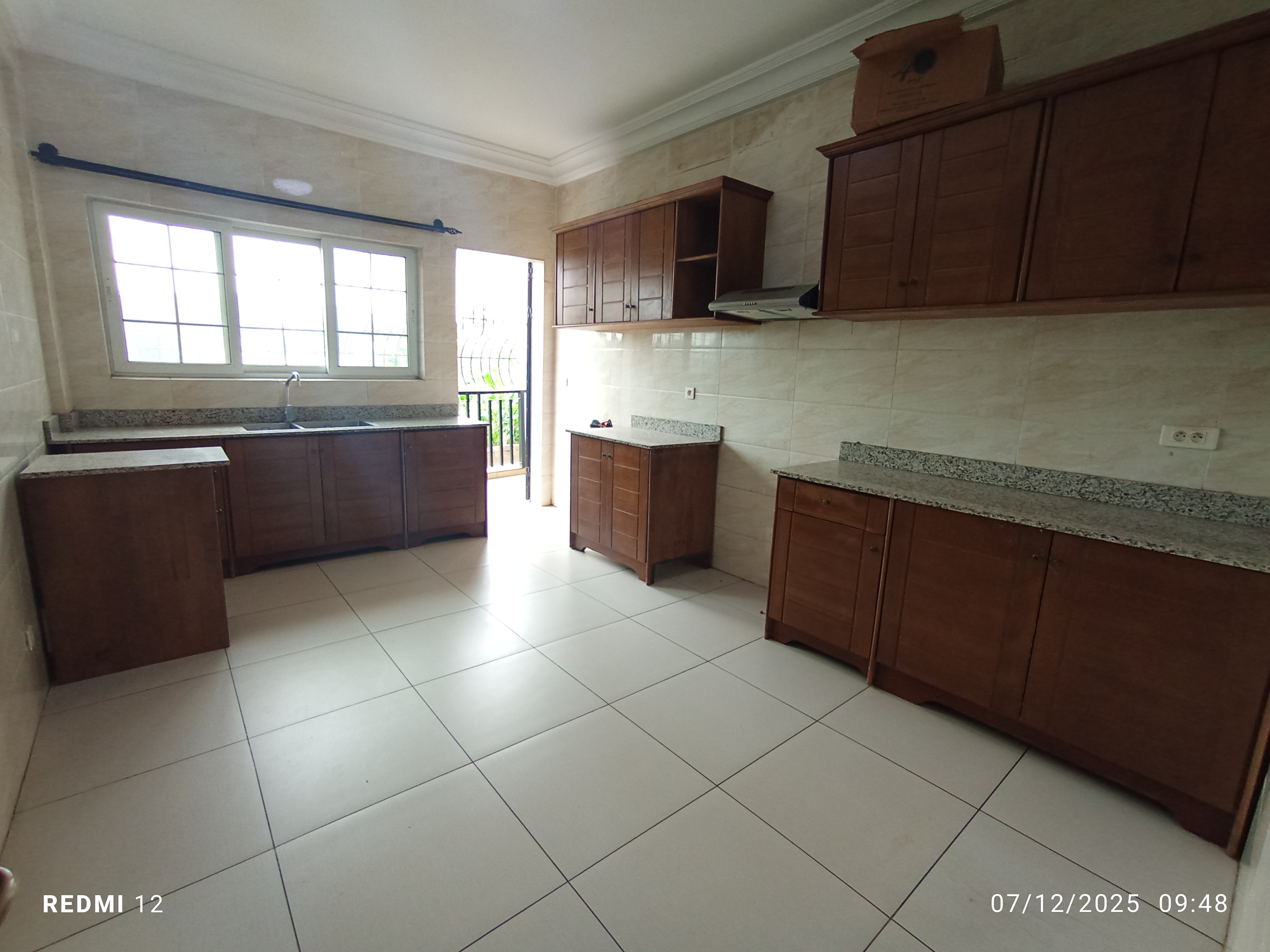 Appartement à louer - Yaoundé, Bastos, Bastos centre - 1 salon(s), 3 chambre(s), 3 salle(s) de bains - 1 000 000 FCFA / mois