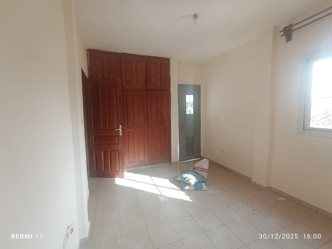 Apartment to rent - Yaoundé, Bastos, Bastos centre - 1 living room(s), 3 bedroom(s), 2 bathroom(s) - 350 000 FCFA / month