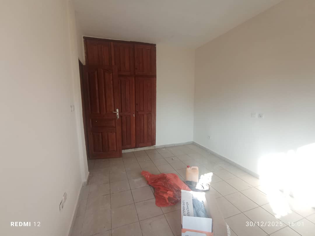 Apartment to rent - Yaoundé, Bastos, Bastos centre - 1 living room(s), 3 bedroom(s), 2 bathroom(s) - 350 000 FCFA / month