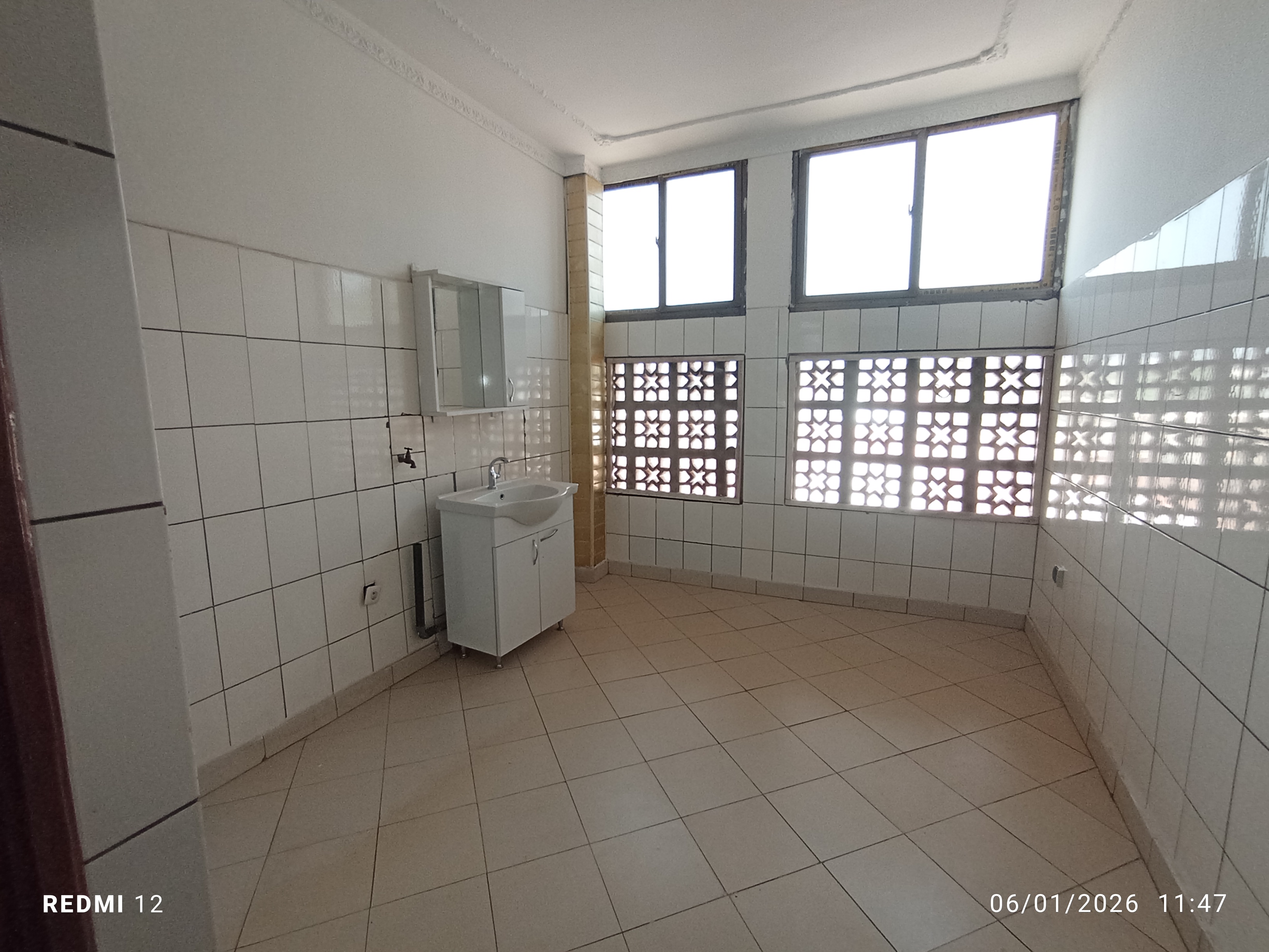 Appartement à louer - Yaoundé, Bastos, Bastos centre - 1 salon(s), 3 chambre(s), 3 salle(s) de bains - 500 000 FCFA / mois