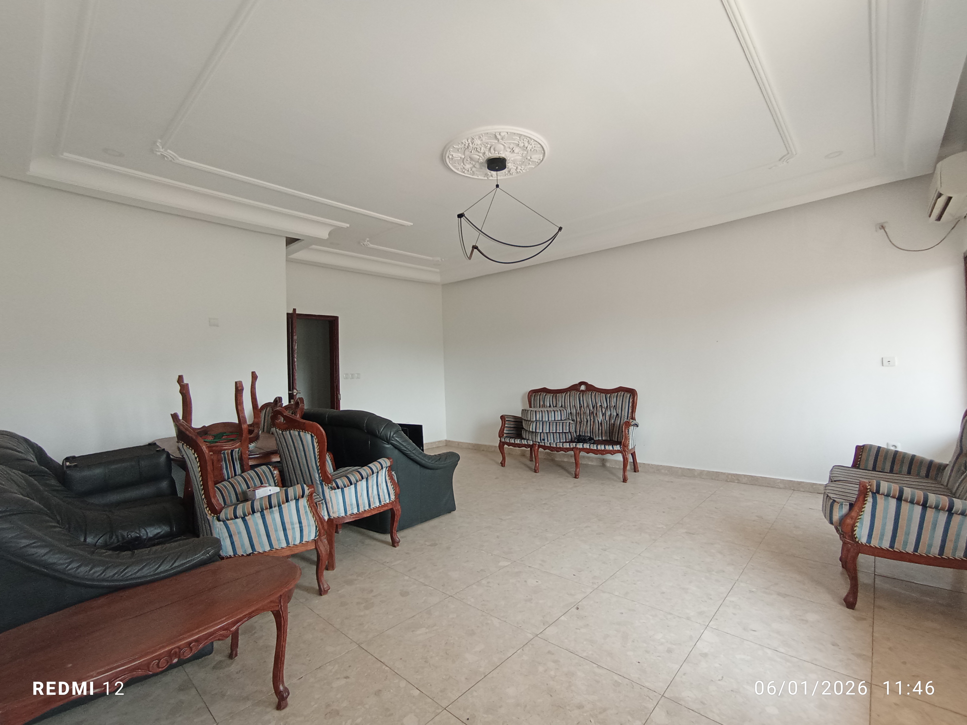 Appartement à louer - Yaoundé, Bastos, Bastos centre - 1 salon(s), 3 chambre(s), 3 salle(s) de bains - 500 000 FCFA / mois