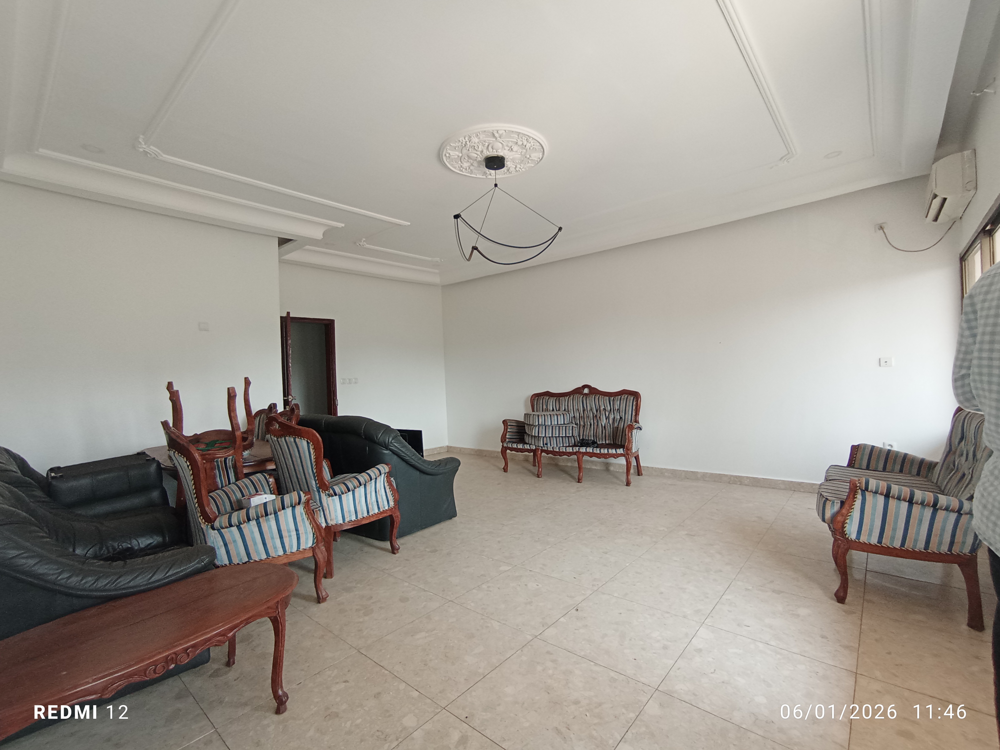 Appartement à louer - Yaoundé, Bastos, Bastos centre - 1 salon(s), 3 chambre(s), 3 salle(s) de bains - 500 000 FCFA / mois