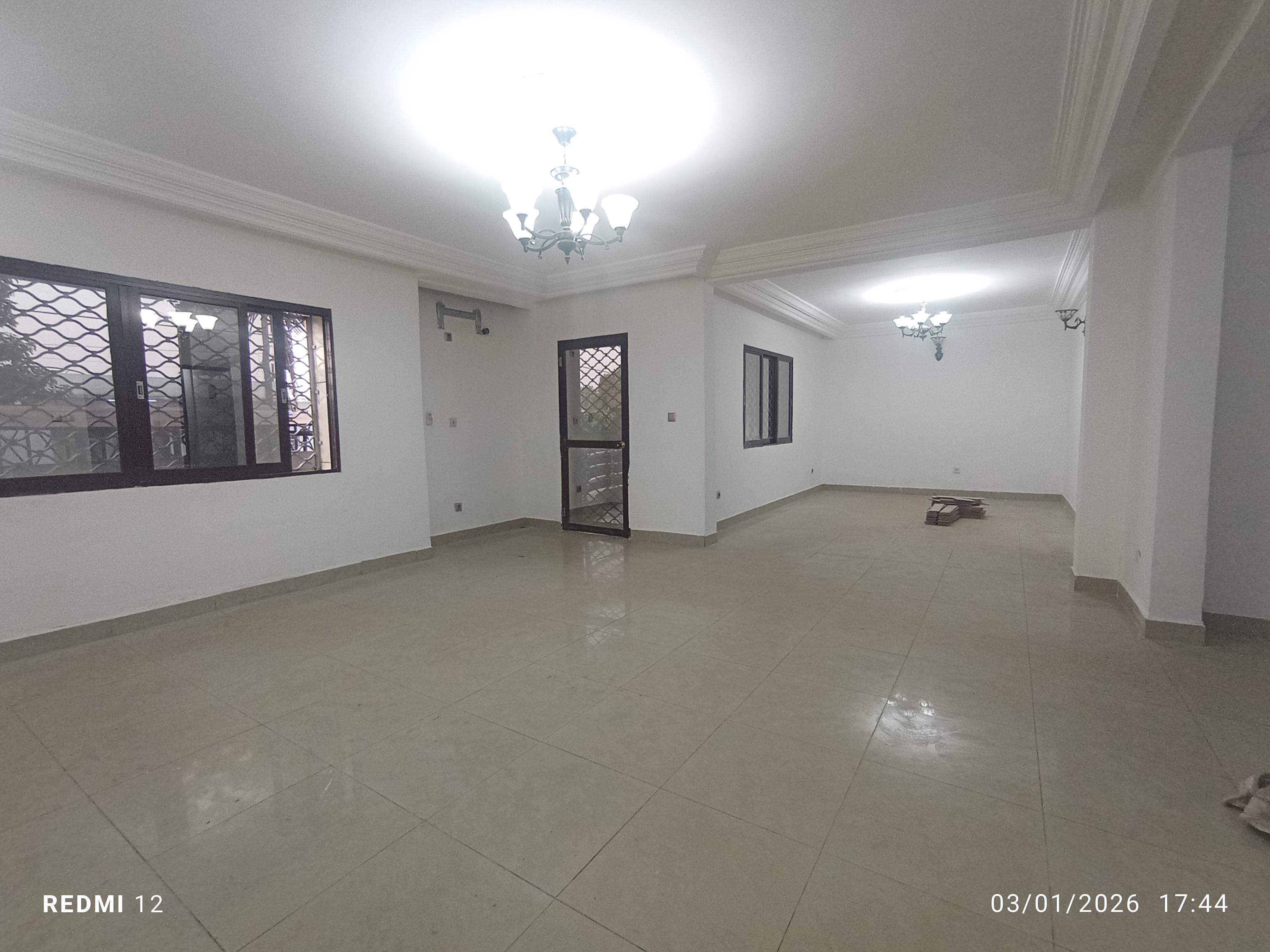Appartement à louer - Yaoundé, Bastos, Bastos centre bureau ou habitation - 1 salon(s), 3 chambre(s), 3 salle(s) de bains - 500 000 FCFA / mois