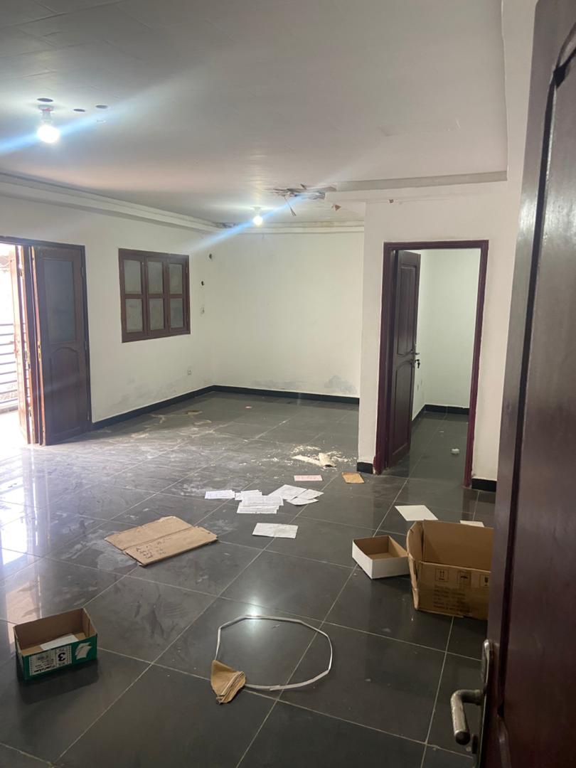 Maison (Villa) à louer - Douala, Bonamoussadi, Bordure de route non loin de yorodjoss - 1 salon(s), 3 chambre(s), 2 salle(s) de bains - 350 000 FCFA / mois