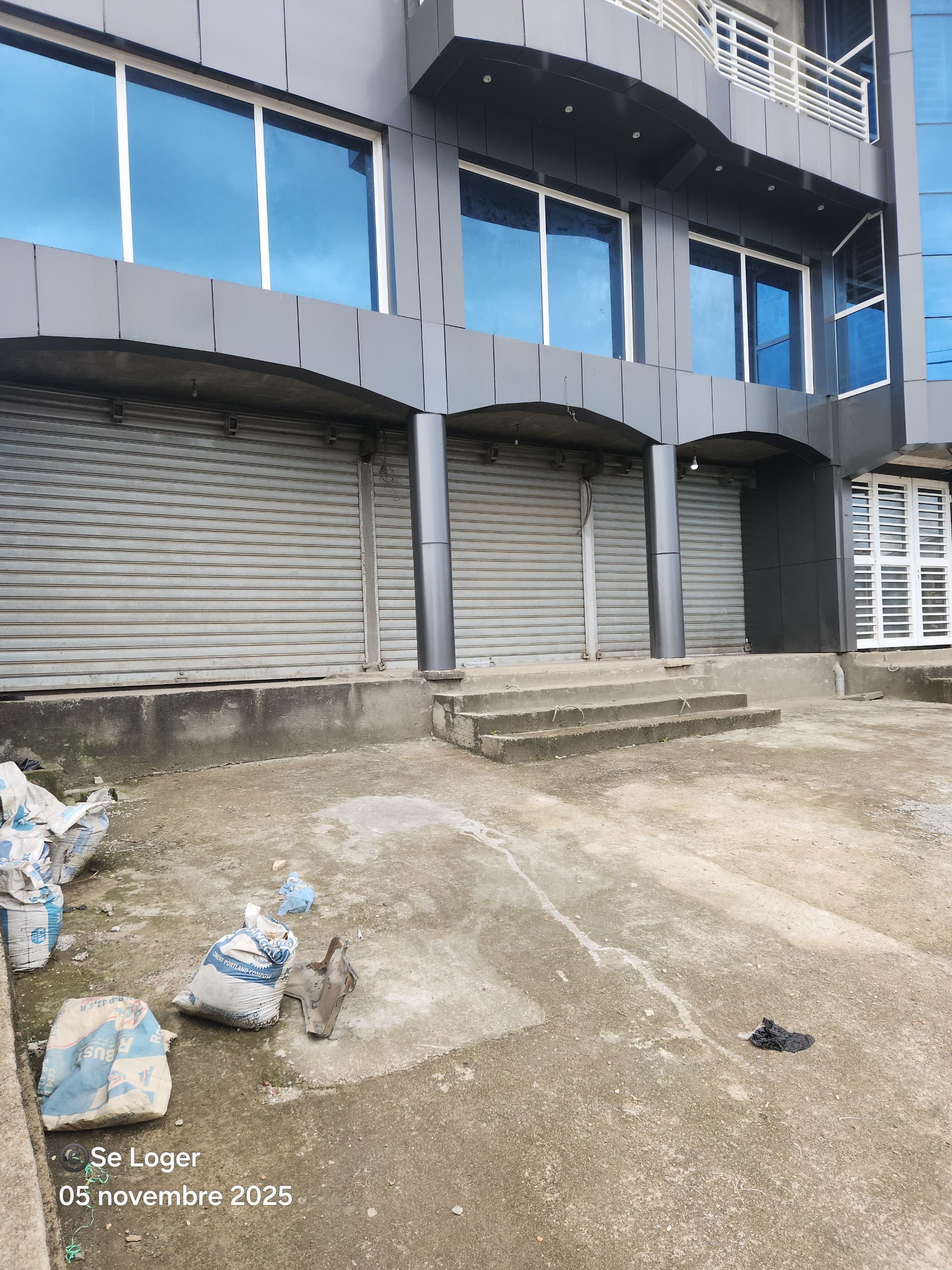 Magasin à louer à Douala, Logpom, A - 200 m2 - 1 500 000 FCFA