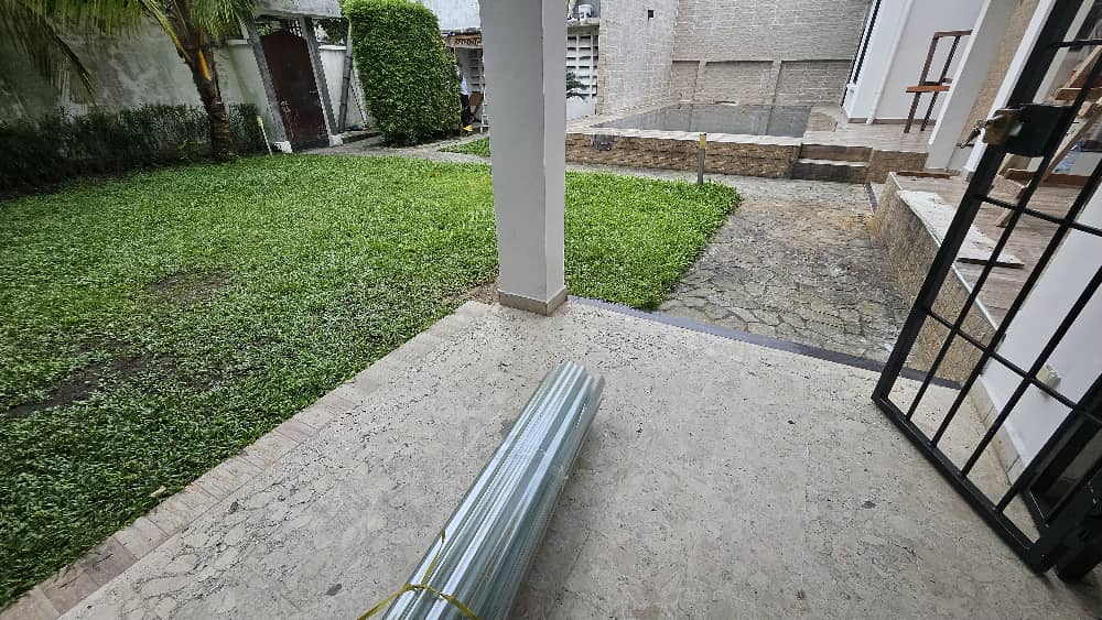 Maison (Villa) à louer - Douala, Bonapriso, Maison disponible bonapriso - 1 salon(s), 4 chambre(s), 3 salle(s) de bains - 2 600 000 FCFA / mois