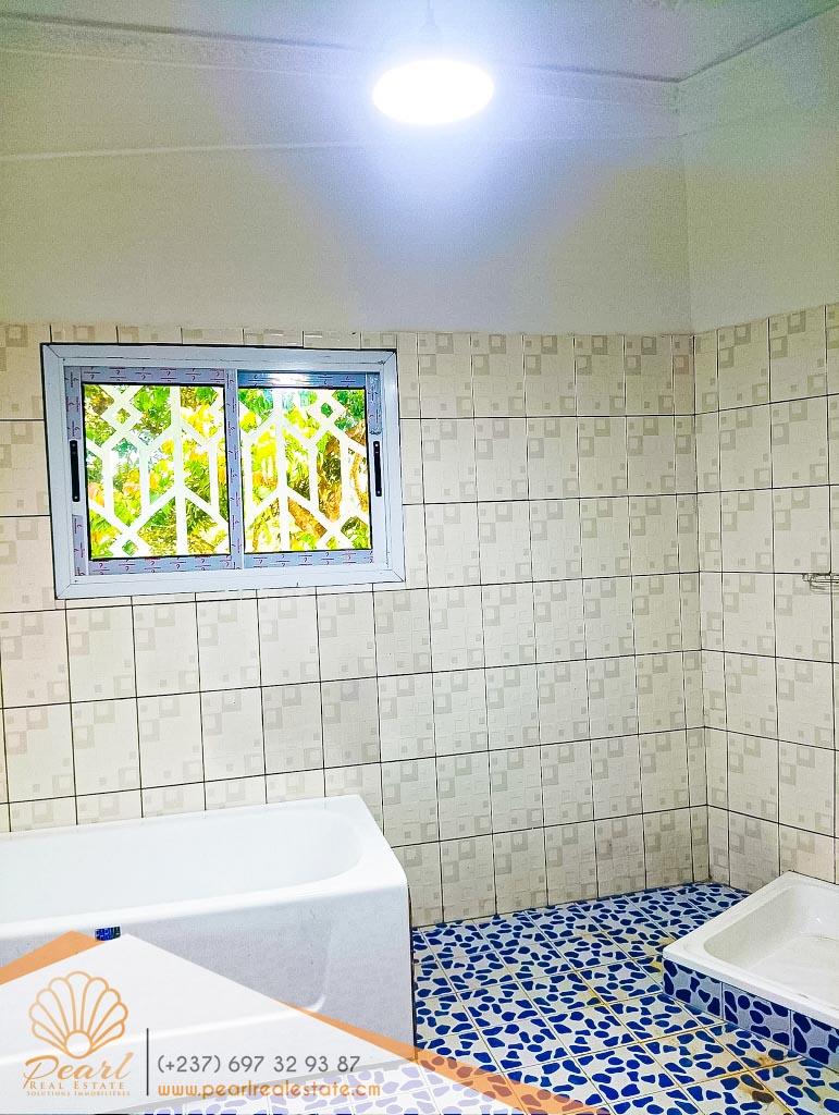 House (Villa) to rent - Yaoundé, Mfandena, Omnisports - 2 living room(s), 4 bedroom(s), 2 bathroom(s) - 350 000 FCFA / month