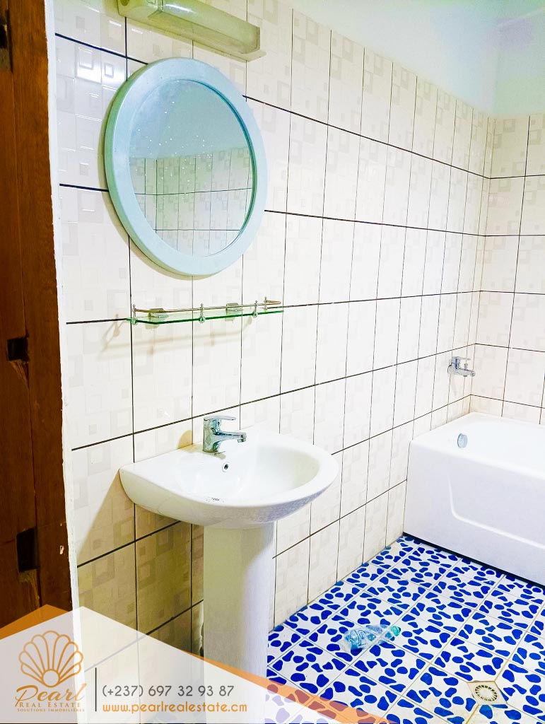 House (Villa) to rent - Yaoundé, Mfandena, Omnisports - 2 living room(s), 4 bedroom(s), 2 bathroom(s) - 350 000 FCFA / month