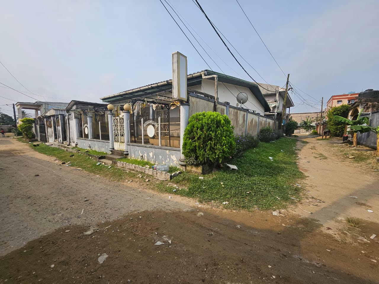 Maison (Villa) à vendre - Douala, Bonamoussadi, Très bonne maison sic d'angle  sur un emplacement  de choix - 1 salon(s), 3 chambre(s), 2 salle(s) de bains - 85 000 000 FCFA