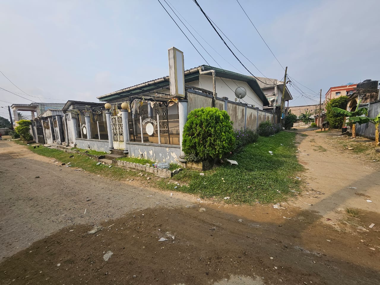 House (Villa) for sale - Douala, Bonamoussadi, Très bonne maison sic d'angle  sur un emplacement  de choix - 1 living room(s), 3 bedroom(s), 2 bathroom(s) - 85 000 000 FCFA / month