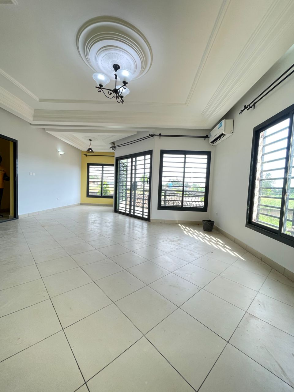 Apartment to rent - Douala, Logpom, Non loin des témoins de Jéhovah - 1 living room(s), 3 bedroom(s), 3 bathroom(s) - 250 000 FCFA / month