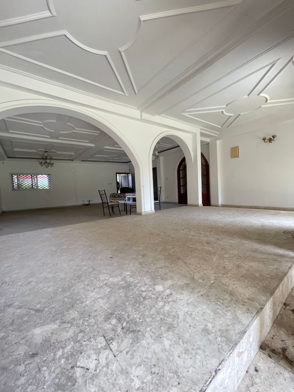 Maison (Duplex) à louer - Douala, Bali, Quartier résidentiel privé - 2 salon(s), 5 chambre(s), 6 salle(s) de bains - 1 800 000 FCFA / mois