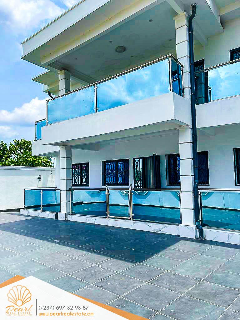 Maison (Duplex) à vendre - Douala, Bonaberi, Chefferie Sodiko - 2 salon(s), 8 chambre(s), 6 salle(s) de bains - 250 000 000 FCFA