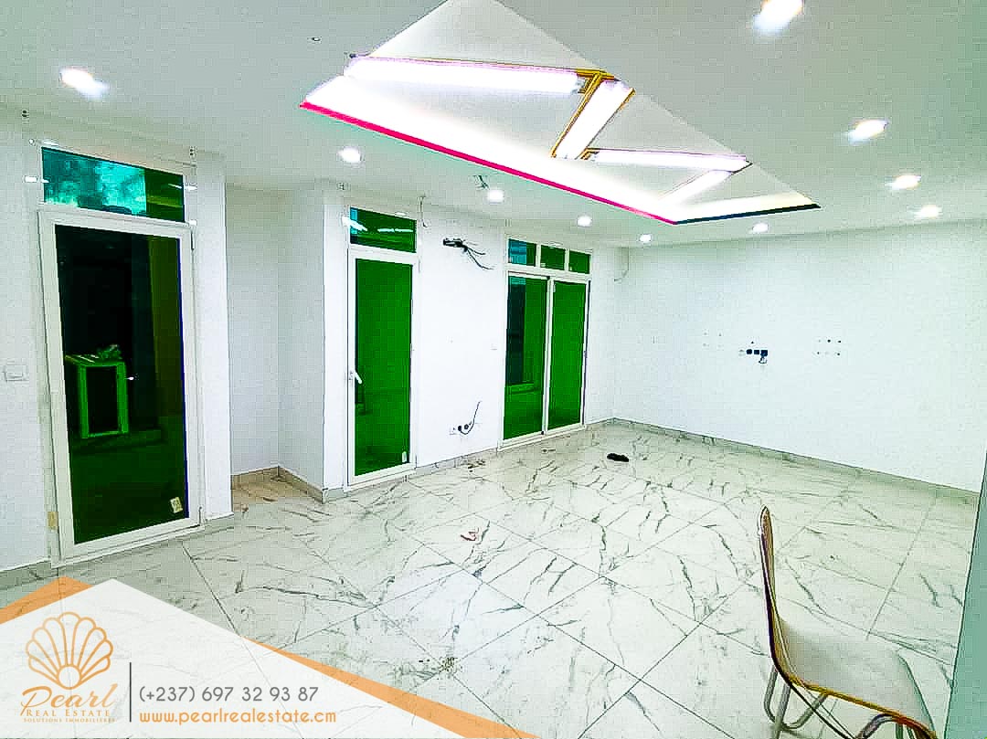 Bureau à louer à Yaoundé, Bastos, Carrefour Bastos - 180 m2 - 750 000 FCFA