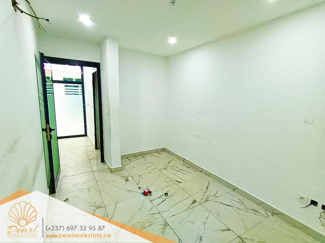 Bureau à louer à Yaoundé, Bastos, Carrefour Bastos - 180 m2 - 750 000 FCFA