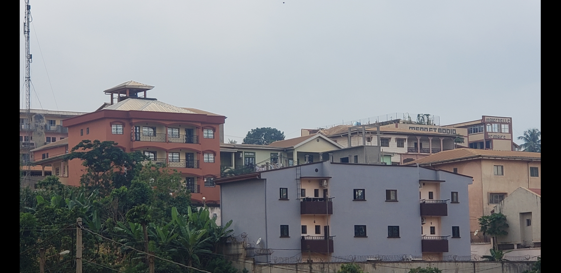 Appartement à louer - Yaoundé, Ngousso, Derriere Hôtel le Paradis - 1 salon(s), 2 chambre(s), 2 salle(s) de bains - 200 000 FCFA / mois