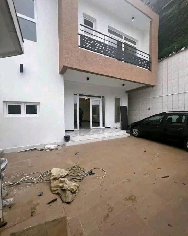 Maison (Duplex) à louer - Douala, Bonapriso, Douala 1er - 1 salon(s), 3 chambre(s), 3 salle(s) de bains - 1 000 000 FCFA / mois