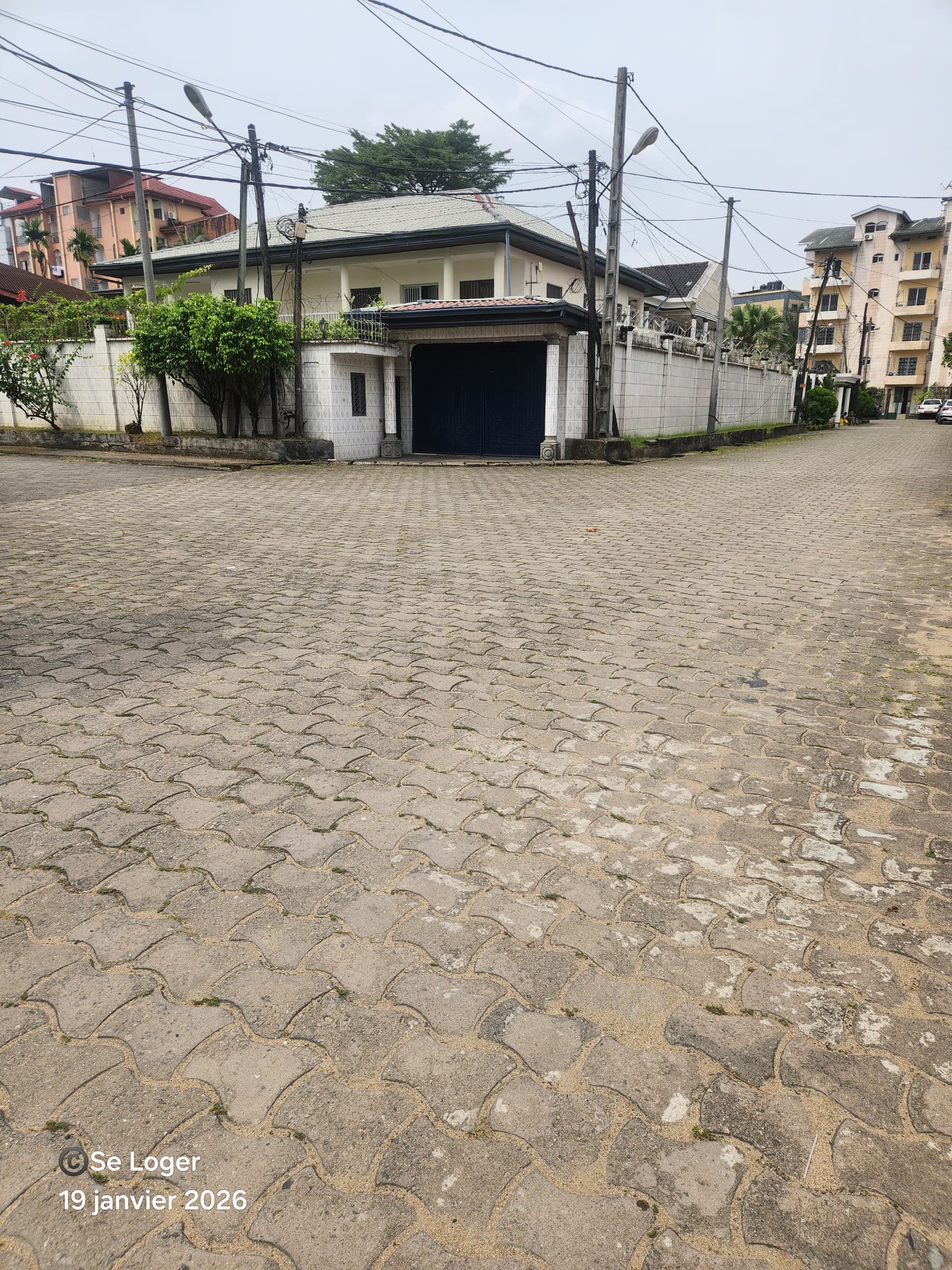 Maison (Duplex) à louer - Douala, Bonapriso, Clinique Sandjon - 2 salon(s), 6 chambre(s), 5 salle(s) de bains - 3 000 000 FCFA / mois