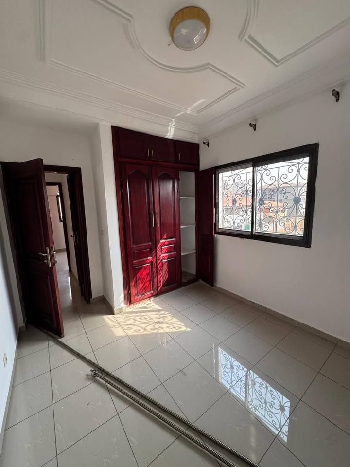 Appartement à louer - Yaoundé, Mfandena, omnisport - 1 salon(s), 2 chambre(s), 2 salle(s) de bains - 250 000 FCFA / mois