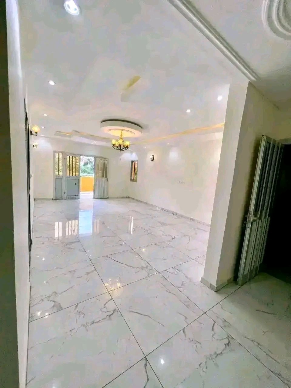 Appartement à louer - Yaoundé, Essos, titi garage - 1 salon(s), 1 chambre(s), 1 salle(s) de bains - 150 000 FCFA / mois