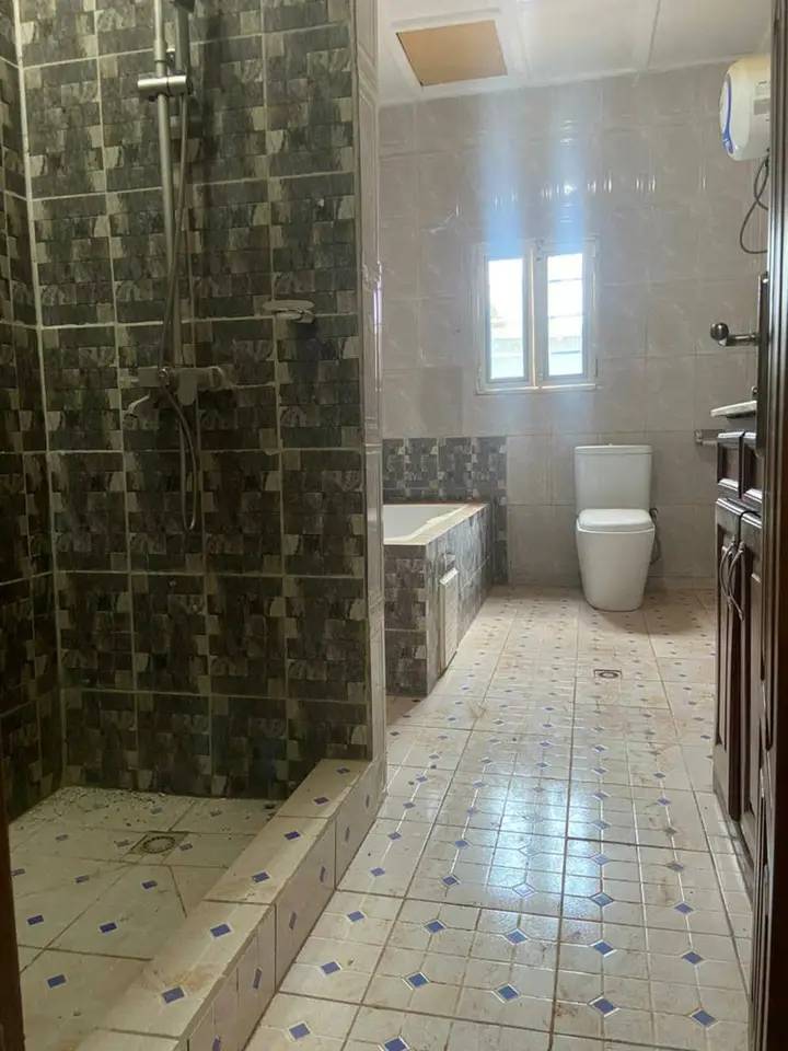 House (Villa) for sale - Yaoundé, Olembe, nkozoa - 2 living room(s), 4 bedroom(s), 3 bathroom(s) - 65 000 000 FCFA / month