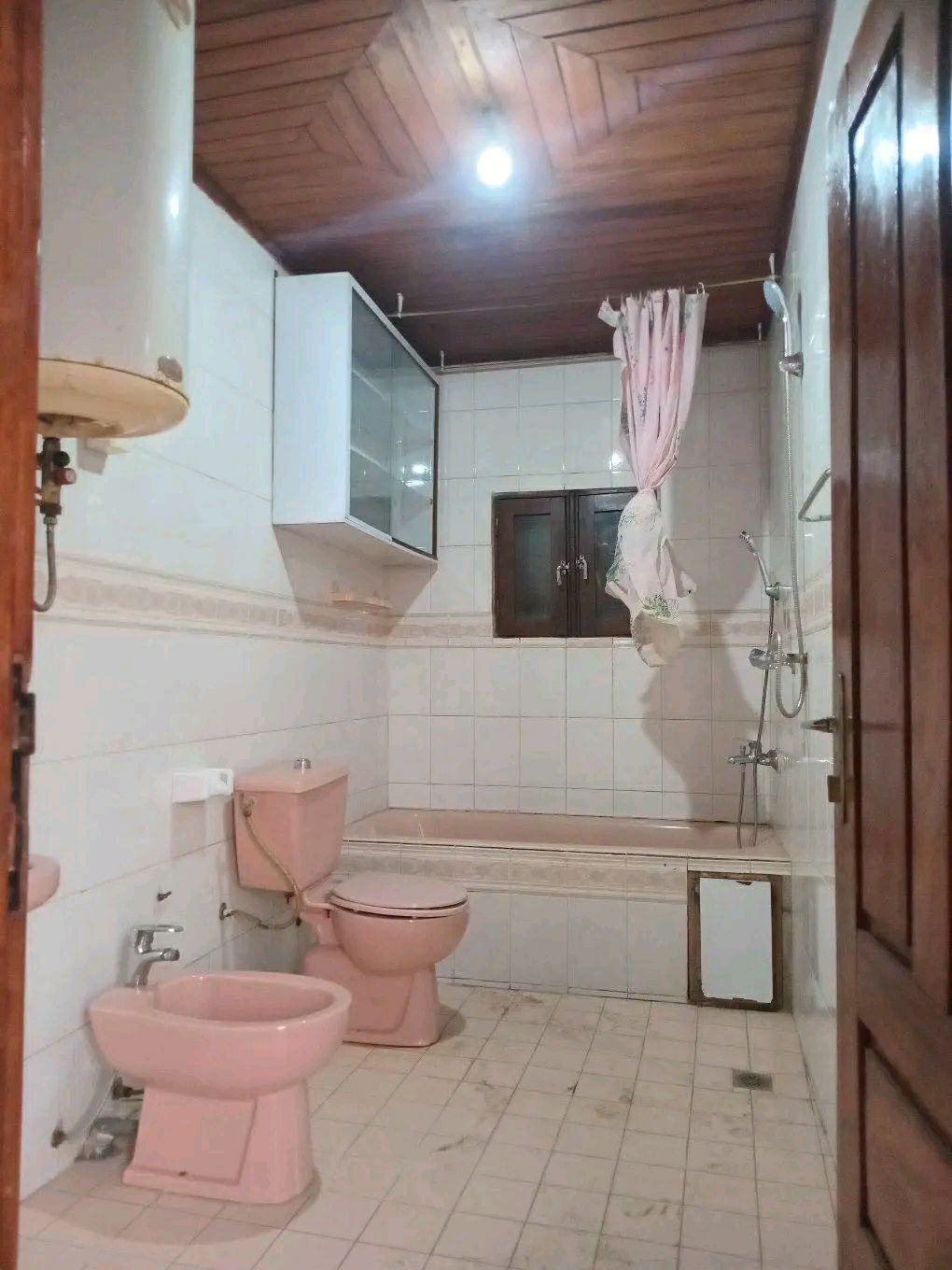 Maison (Duplex) à louer - Yaoundé, Efoulan, efoulan - 2 salon(s), 7 chambre(s), 6 salle(s) de bains - 500 000 FCFA / mois