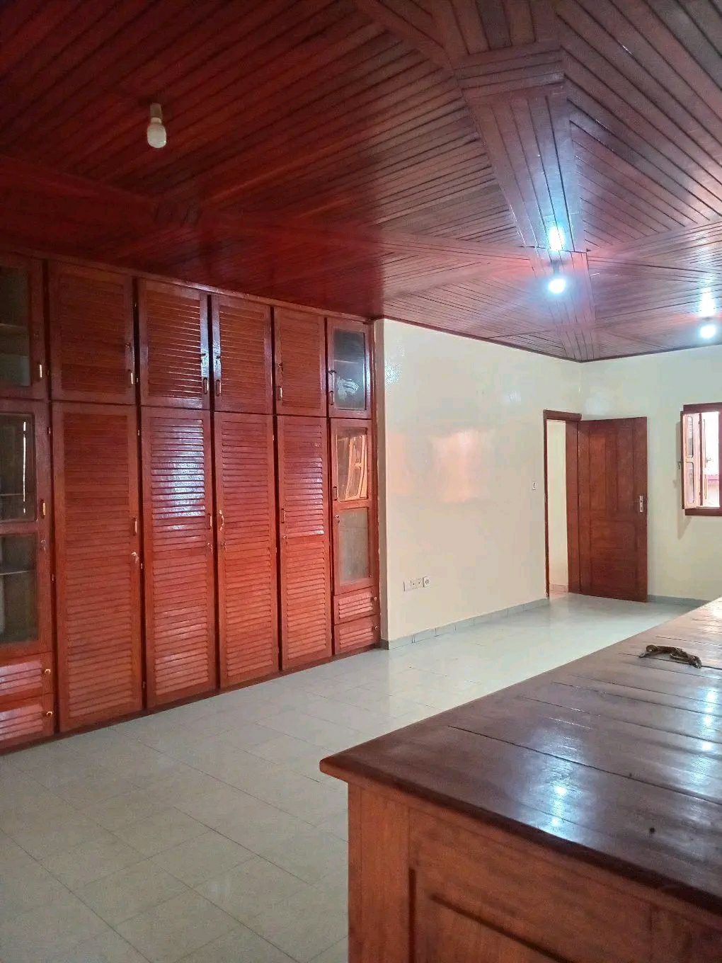 House (Duplex) to rent - Yaoundé, Efoulan, efoulan - 2 living room(s), 7 bedroom(s), 6 bathroom(s) - 500 000 FCFA / month