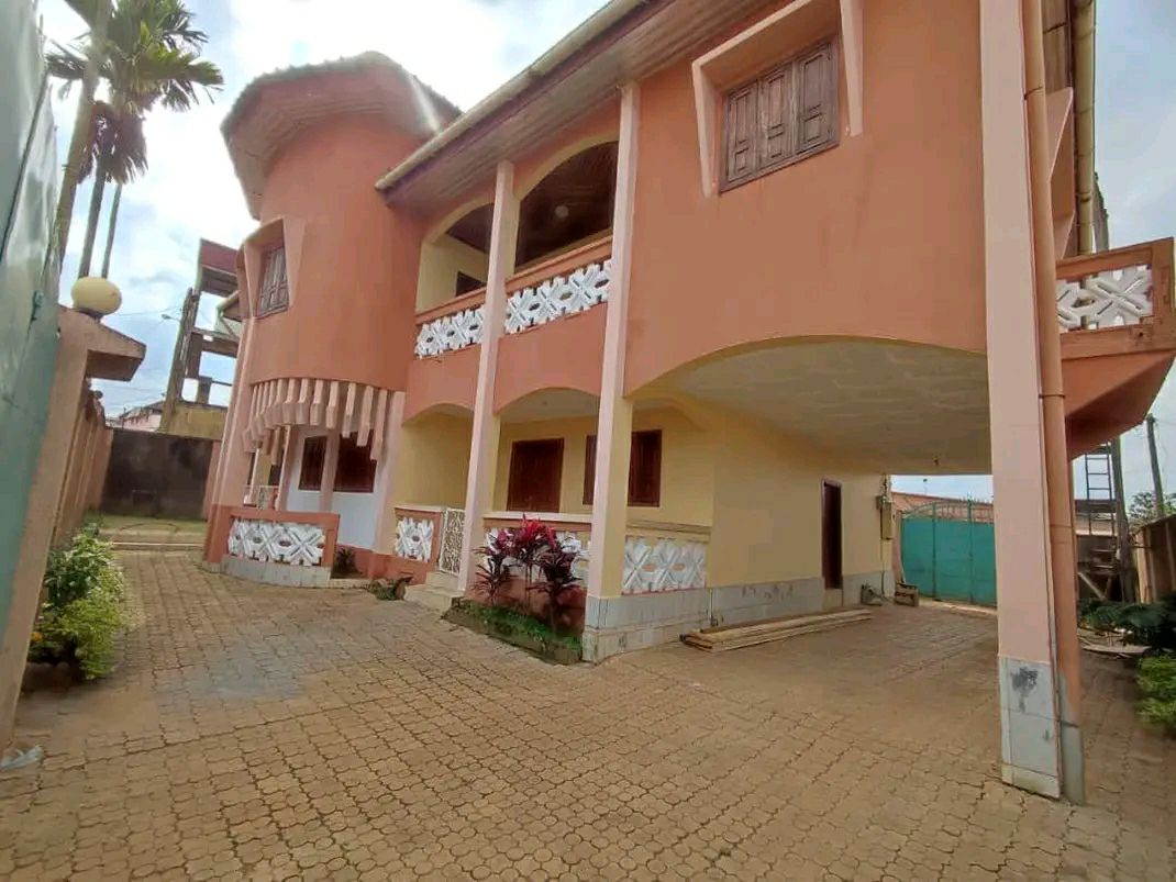 House (Duplex) to rent - Yaoundé, Efoulan, efoulan - 2 living room(s), 7 bedroom(s), 6 bathroom(s) - 500 000 FCFA / month