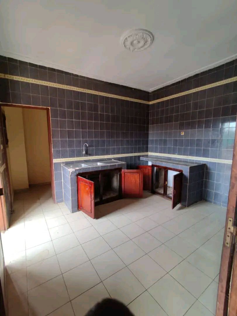 House (Duplex) to rent - Yaoundé, Efoulan, efoulan - 2 living room(s), 7 bedroom(s), 6 bathroom(s) - 500 000 FCFA / month