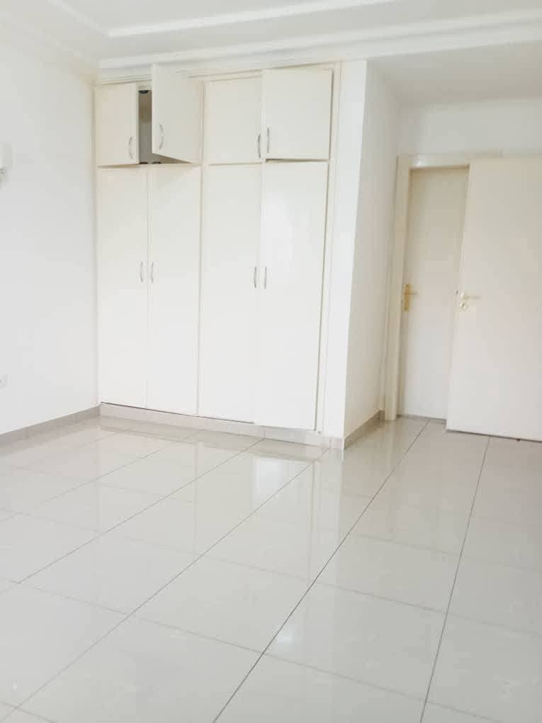 Appartement à louer - Yaoundé, Bastos, bastos - 1 salon(s), 2 chambre(s), 3 salle(s) de bains - 1 000 000 FCFA / mois