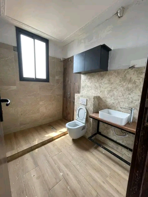 Appartement à louer - Yaoundé, Odza, Borne 10 - 1 salon(s), 3 chambre(s), 4 salle(s) de bains - 400 000 FCFA / mois