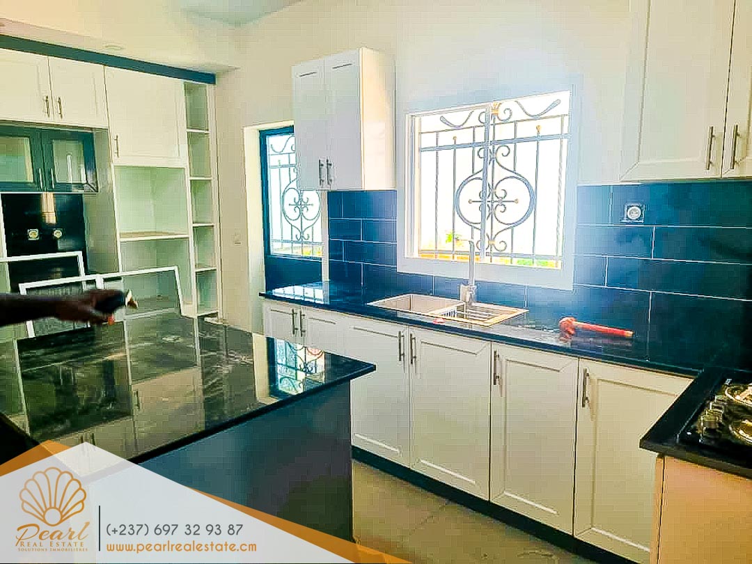 Maison (Duplex) à louer - Yaoundé, Mvan, Tropicana - 2 salon(s), 4 chambre(s), 5 salle(s) de bains - 1 000 000 FCFA / mois