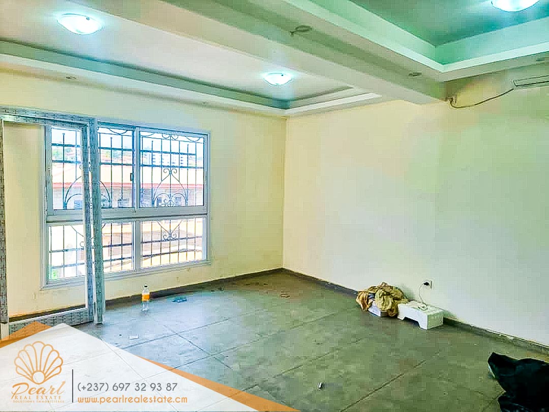 Maison (Duplex) à louer - Yaoundé, Mvan, Tropicana - 2 salon(s), 4 chambre(s), 5 salle(s) de bains - 1 000 000 FCFA / mois