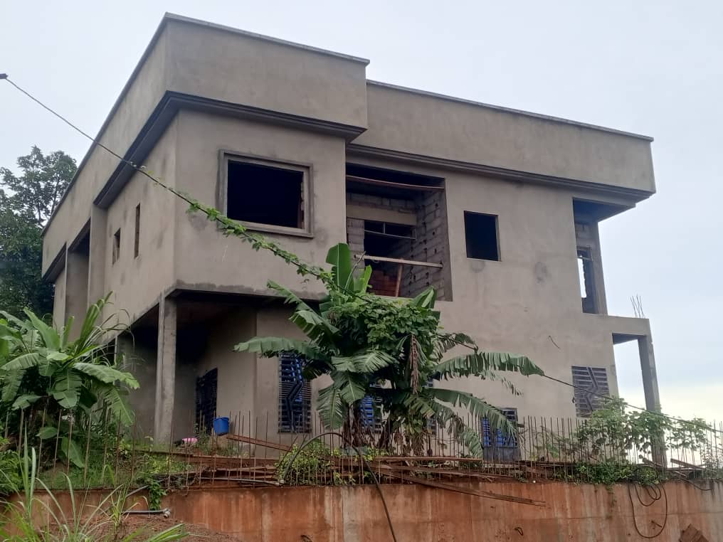 Maison (Duplex) à vendre - Yaoundé, Meyo, Barrière - 1 salon(s), 2 chambre(s), 3 salle(s) de bains - 75 000 000 FCFA