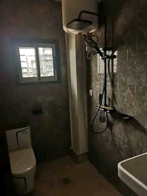 Appartement à louer - Yaoundé, Nkolmeseng, Nkolmessen - 1 salon(s), 3 chambre(s), 3 salle(s) de bains - 280 000 FCFA / mois