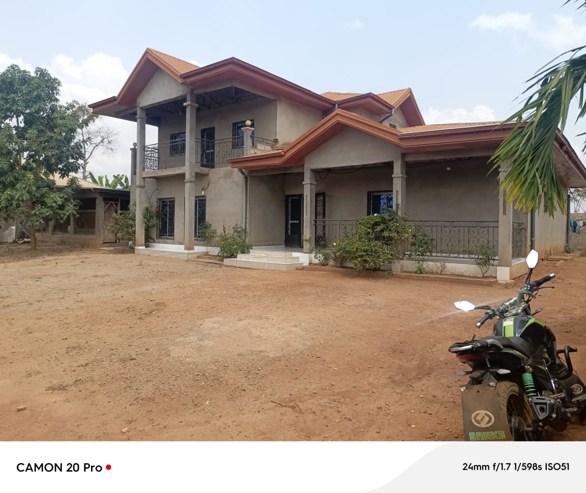 Maison (Duplex) à vendre - Yaoundé, Ngoulmekong, Entrée samaga - 2 salon(s), 5 chambre(s), 4 salle(s) de bains - 75 000 000 FCFA