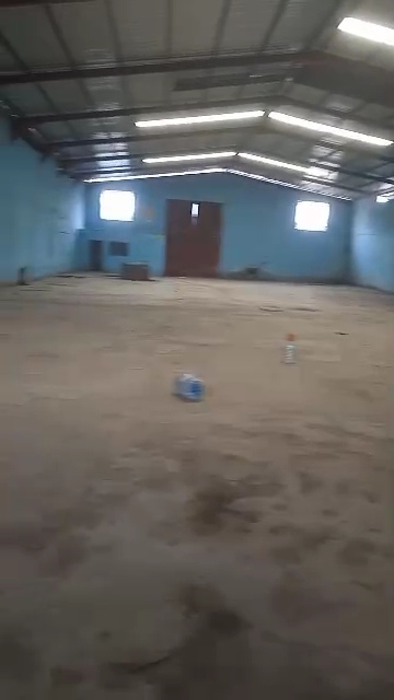 Entrepôt à louer à Douala, Bonaberi, Gare routière - 1000 m2 - 1 500 000 FCFA