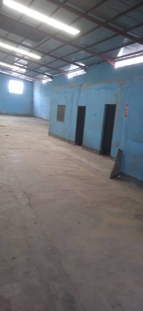 Entrepôt à louer à Douala, Bonaberi, Gare routière - 1000 m2 - 1 500 000 FCFA