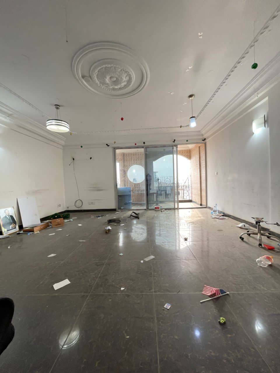 Appartement à louer - Douala, Logpom, Non loin de la route - 1 salon(s), 3 chambre(s), 3 salle(s) de bains - 300 000 FCFA / mois