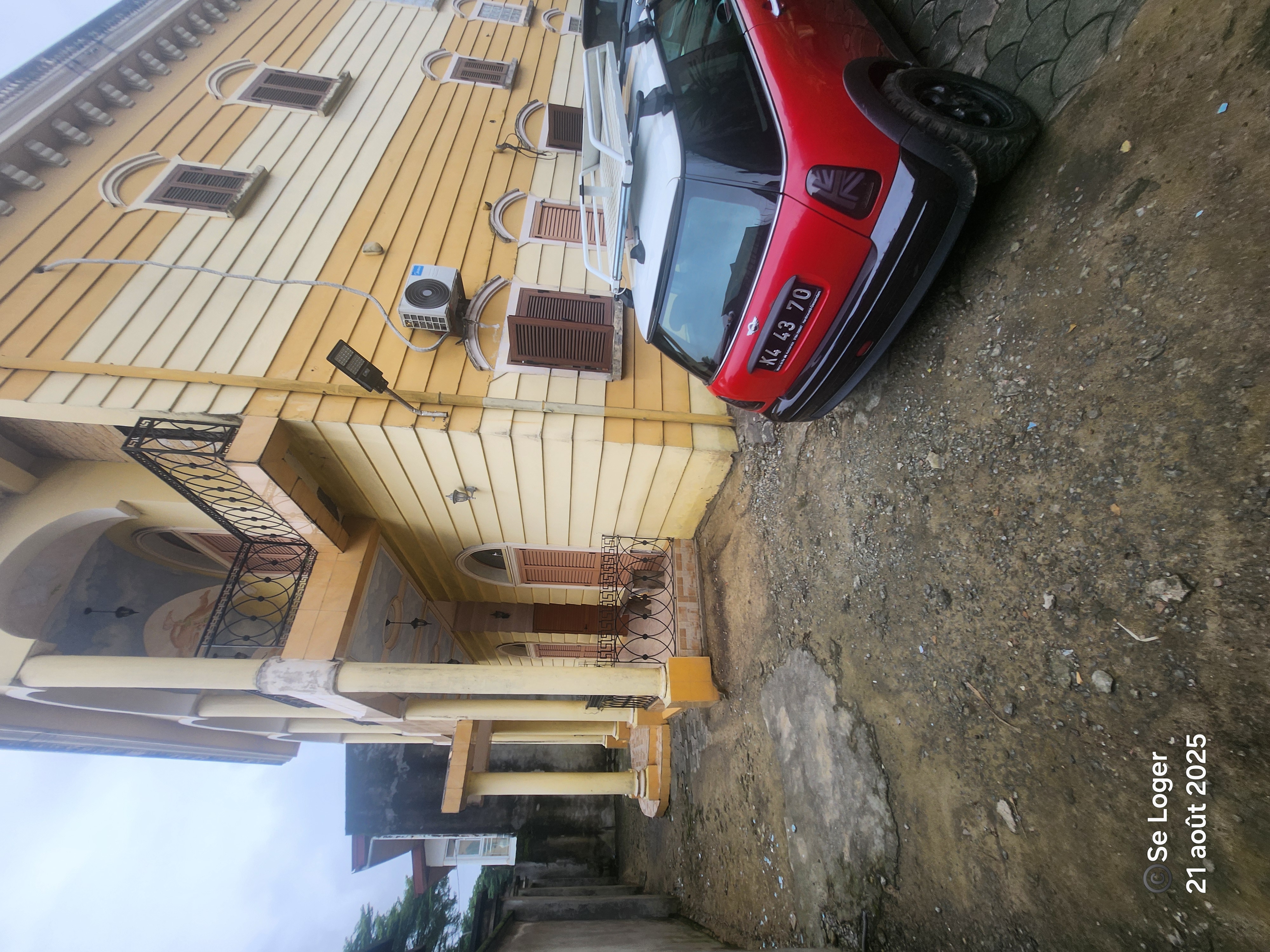 Maison (Villa) à vendre - Douala, Bonapriso, Clinique de l'aéroport - 1 salon(s), 4 chambre(s), 3 salle(s) de bains - 520 000 000 FCFA